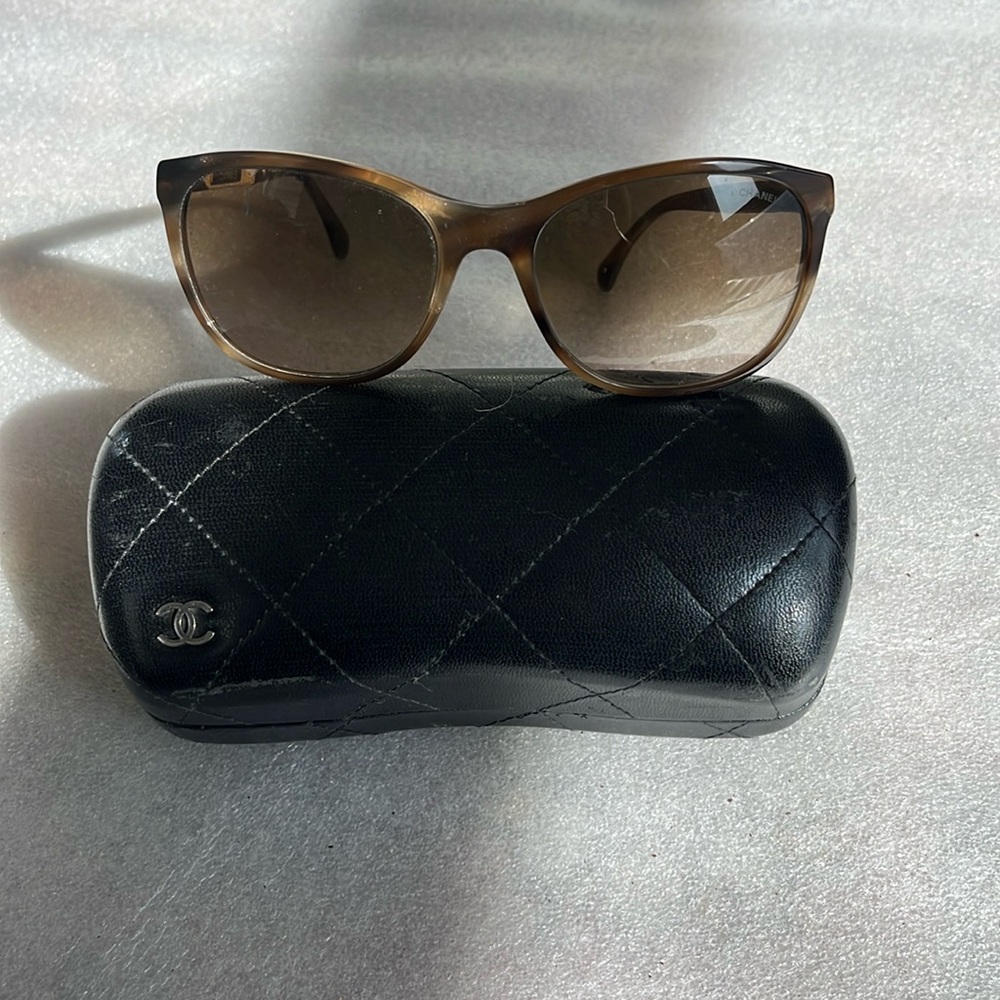 Chanel / pre-owned / sunglasses